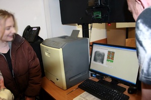 Osoby stoją w budynku.