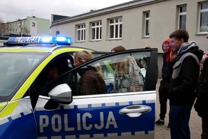 Osoby stoja na placu komendy.