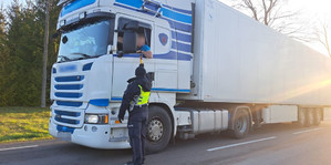 Policjant bada stan trzeźwości kierowcy.