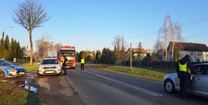 Policjant bada stan trzeźwości kierowcy.