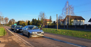 Policjant bada stan trzeźwości kierowcy.