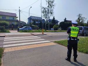 Dwóch policjantów stoi przy przejściu dla pieszych