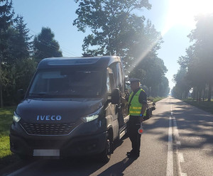 Policjanci sprawdzają stan trzeźwości kierowców.