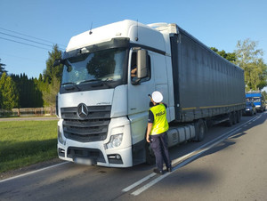 Policjanci sprawdzają stan trzeźwości kierowców.