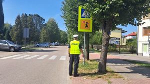 Policjanci sprawdzają oznakowane w rejonach szkół.