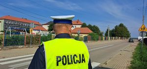 Policjanci sprawdzaja oznakowanie w rejonach szkół.