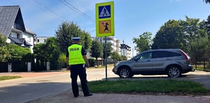 Policjanci sprawdzaja oznakowanie w rejonach szkół.