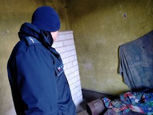 Policjanci sprawdzają miejsca przebywania osób zagrożonych wychłodzeniem.