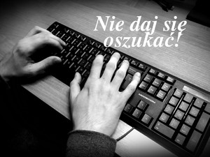 Osoba pisze na klawiaturze komputera. Napis: Nie daj sie oszukać.