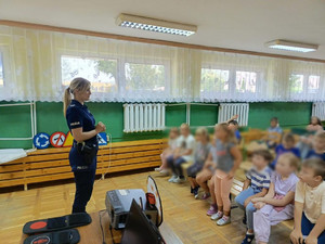 Policjantka spotkała się z dziećmi.