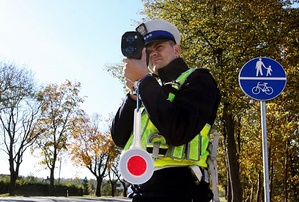 Policjant mierzy prędkość.