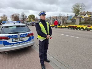 Policjanci dbaja o bezpieczeństwo w rejonach cmentarzy.