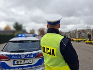 Policjanci dbaja o bezpieczeństwo w rejonach cmentarzy.