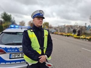 Policjanci dbaja o bezpieczeństwo w rejonach cmentarzy.