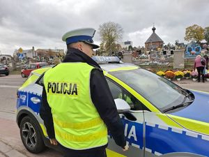 Policjanci dbaja o bezpieczeństwo w rejonach cmentarzy.