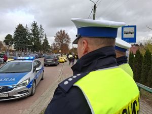 Policjanci dbaja o bezpieczeństwo w rejonach cmentarzy.