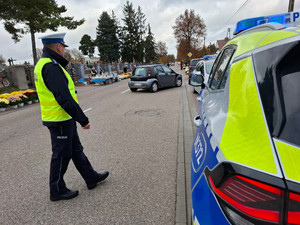 Policjanci dbaja o bezpieczeństwo w rejonach cmentarzy.