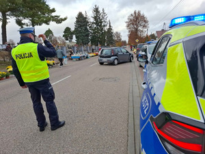 Policjanci dbaja o bezpieczeństwo w rejonach cmentarzy.