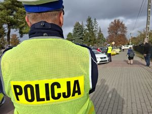 Policjanci dbaja o bezpieczeństwo w rejonach cmentarzy.