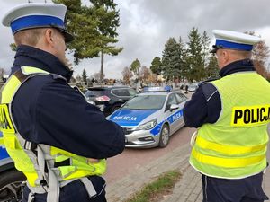 Policjanci dbaja o bezpieczeństwo w rejonach cmentarzy.