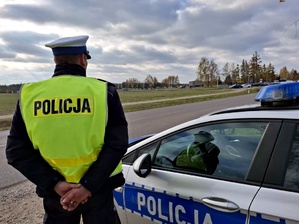 Policjanci dbają o bezpieczeństwo w rejonach cmentarzy