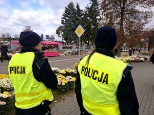 Policjanci dbają o bezpieczeństwo w rejonach cmentarzy