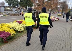 Policjanci dbają o bezpieczeństwo w rejonach cmentarzy