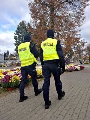 Policjanci dbają o bezpieczeństwo w rejonach cmentarzy