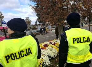 Policjanci dbają o bezpieczeństwo w rejonach cmentarzy