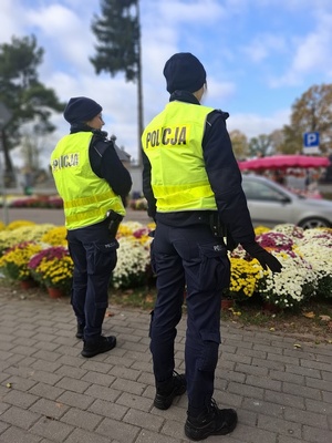 Policjanci dbają o bezpieczeństwo w rejonach cmentarzy