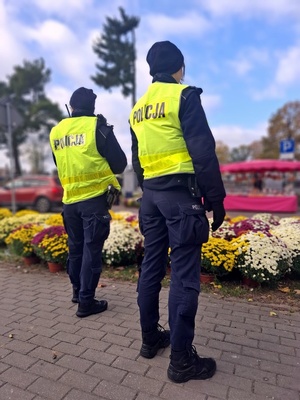 Policjanci dbają o bezpieczeństwo w rejonach cmentarzy