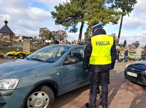 Policjanci dbają o bezpieczeństwo w rejonach cmentarzy