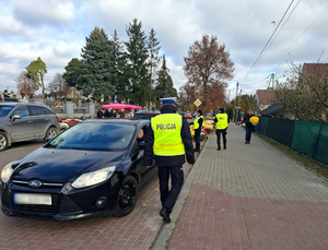 Policjanci dbają o bezpieczeństwo w rejonach cmentarzy