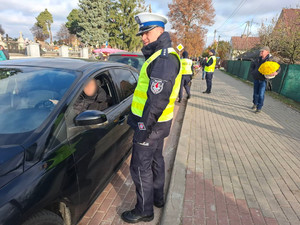 Policjanci dbają o bezpieczeństwo w rejonach cmentarzy