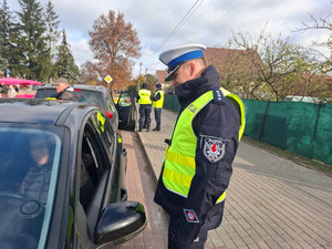 Policjanci dbają o bezpieczeństwo w rejonach cmentarzy