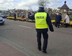 Policjanci dbają o bezpieczeństwo w rejonach cmentarzy.