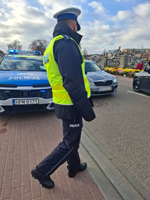 Policjanci dbają o bezpieczeństwo w rejonach cmentarzy.