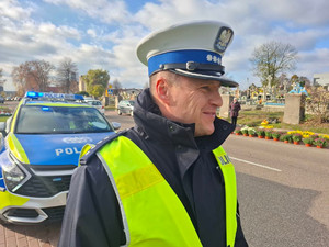 Policjanci dbają o bezpieczeństwo w rejonach cmentarzy.