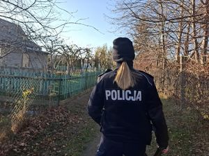 Policjantka sprawdza pustostany.