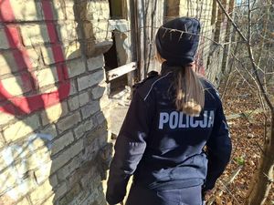 Policjanci sprawdzaja miejsca przebywania osób zagrożonych wychłodzeniem.