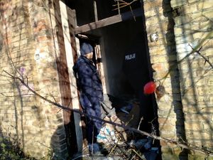 Policjanci sprawdzaja miejsca przebywania osób zagrożonych wychłodzeniem.