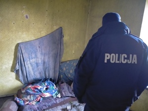 Policjanci sprawdzaja miejsca przebywania osób zagrożonych wychłodzeniem.