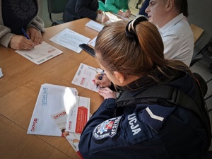 Policjanci rejestrują się w bazie dawców szpiku.