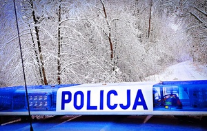 Napis POLICJA na radiowozie.