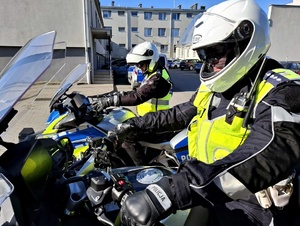 Policjanci na motocyklach.