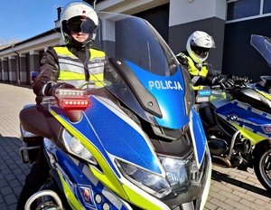 Policjanci na motocyklach.