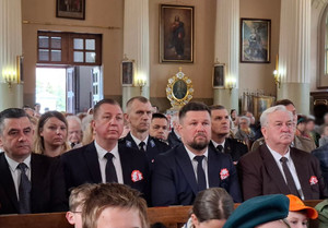 Policjanci dbają o bezpieczeństwo podczas obchodów święta 3 Maja.