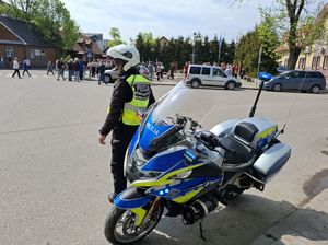 Policjanci dbają o bezpieczeństwo podczas obchodów święta 3 Maja.