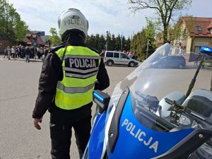 Policjanci dbają o bezpieczeństwo podczas obchodów święta 3 Maja.