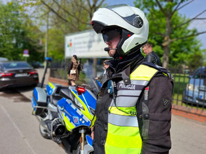 Policjanci dbają o bezpieczeństwo podczas obchodów święta 3 Maja.